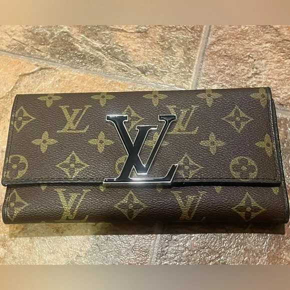 LVee monogram logo long wallet to match your bag or purse. 🔥🔥🔥 - Picture 1 of 3